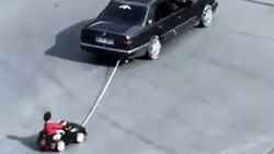 Esenyurt'ta baba akülü araçtaki çocuğunu otomobile bağladı