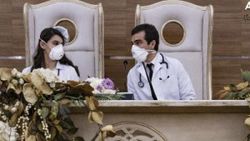 Korona mesaisi yapan çift, nikah molası verdi