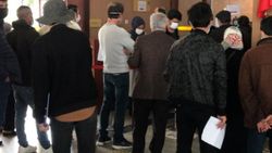 Seyahat belgesi almak isteyenler sosyal mesafeyi hiçe saydı