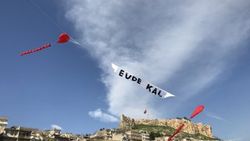 Uçurtma sevdalısından Mardinlilere 'evde kal' çağrısı
