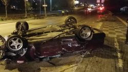 Kazada hurdaya dönen otomobildeki 2 kişi ağır yaralandı