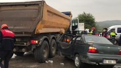 Sakarya'da kamyonla otomobil çarpıştı