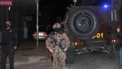 Eşini, çocuklarını ve misafirleri silahla rehin aldı