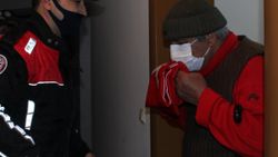 Nurullah Dede polislerden bayrak istedi