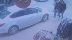 Fatih'te cep telefonunu çalan hırsızların kaçma anı