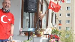 DJ evinin balkonundan çocuklar ve komşuları için çaldı