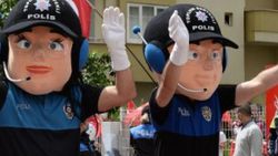 Çocuklara üstü açık otomobilli kortejle bayram sürprizi