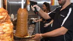 Avustralya’daki ilk iftarda öğrencilere döner ikram edildi