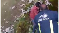 Van'da, kayalıklarda mahsur kalan çocuk kurtarıldı