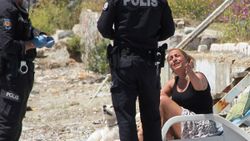 Bodrum’da sahilde sere serpe güneşlenirken yakalandı
