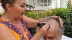 Safiye Soyman, Faik Öztürk'ü tıraş etti
