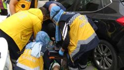 Alışverişten dönen kadın otomobilin altında kaldı