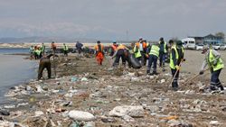Van Gölü sahilinde 110 ton çöp toplandı