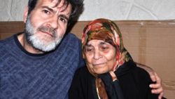 Hatay'da, depoda görme engelli ve felçli annesine bakıyor