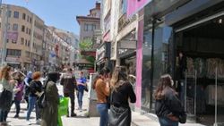 Gebze'de sosyal mesafeli indirim kuyruğu