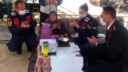 Çanakkale'de yaşlı kadına doğum günü sürprizi