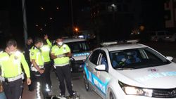 Antalya'da dur ihtarına uymayan gençler yakalandı