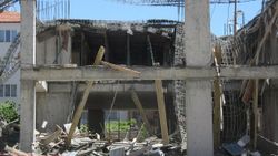 Afyonkarahisar'da inşaat çöktü: 2 yaralı