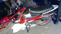 Motosikletiyle köpeklerden kaçarken kaza yaptı