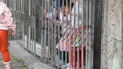 Virüsten korkan küçük Zeynep arkadaşlarını camdan izledi