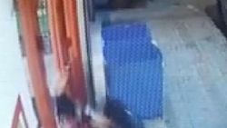 Güngören'de, marketten çıkan kasiyere saldırı