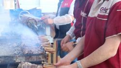 Karantina süreleri dolan 265 kişiye cağ kebabı ikramı