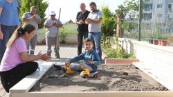 Mersin'de, 5 yaşındaki çocuğa kum havuzu sürprizi
