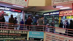 YKS’ye hazırlanan gençler, izin gününde kitapçıya koştu