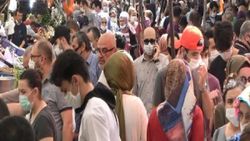 Avcılar'daki semt pazarında yasak öncesi yoğunluk