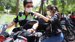 Adana'da sokağa çıkan gençlere polisten sürpriz