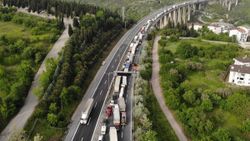 TEM'de yaşanan kaza trafiği 2 saat kilitledi