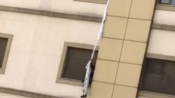 Koronavirüs şüphelisi çarşafla hastaneden kaçmaya çalıştı