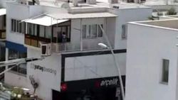 Muğla'da balkonda kilitli kalan bebek kurtarıldı