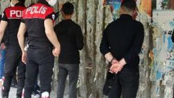 Beyoğlu'nda yasağa rağmen gezen 13 kişiye para cezası