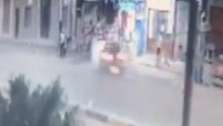 Mısır’da kontrolden çıkan araç, yoldan geçenleri ezdi
