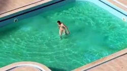 Alkollü Rus turist çırılçıplak havuza girdi