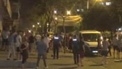 Adana'da vatandaşlar, sosyal mesafeyi unutup yangını izledi