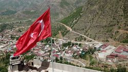 19 Mayıs’ta Kato Dağı'na dev Türk bayrağı dikildi