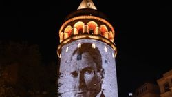 Galata Kulesi'nde Türk bayrağı ve Atatürk fotoğrafları
