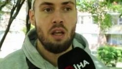 Almanya polisi maske takmayan Türk gence saldırdı