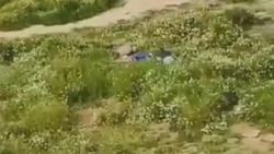 Sultangazi'de, polisi gören 3 kişi saklanmaya çalıştı