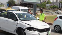 Antalya'da otomobil bariyerlere çarptı