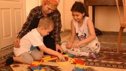İzmir'de çocuklarıyla yalnız yaşayan anne yardım bekliyor