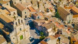 İtalya'da 1 dolara alınan evlerde zorunlu karantina