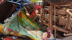 Mali'de yolcu minibüsü ile kamyon çarpıştı: 20 ölü