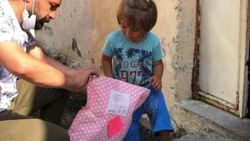 Kapı kapı dolaşıp, yüzlerce çocuğu mutlu etti