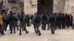 İsrail polisi bayram namazı kılan Filistinlilere saldırdı