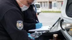 Sokağa çıkma yasağından taksiyle içki satarken yakalandı