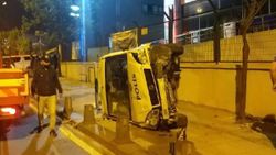 Sancaktepe'de polis aracı yan yattı