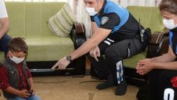 Van'da polislerden kaçan çocuğa sürpriz